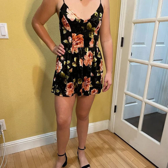 TILLY'S IVY & MAIN Crushed Velvet / Velour Floral Romper Jumpsuit - size small - Picture 5 of 8